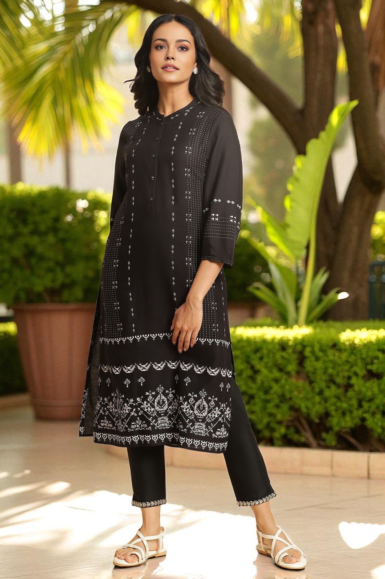 Black & Gold Geometric Printed Kurta With Round Neck & 3/4 Sleeves