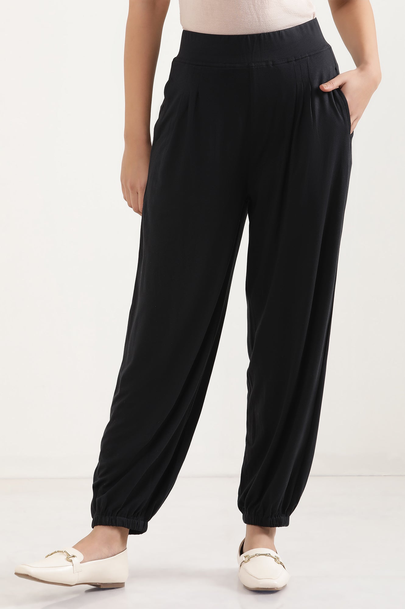 Black Solid Loose Fit Pants With Pleated Detail