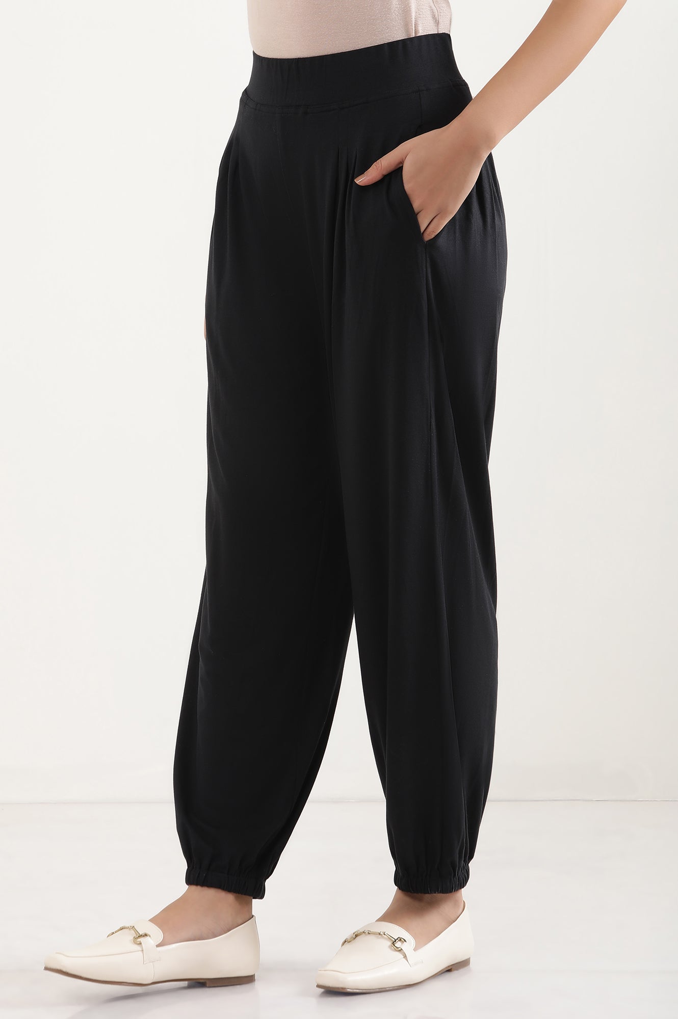 Black Solid Loose Fit Pants With Pleated Detail