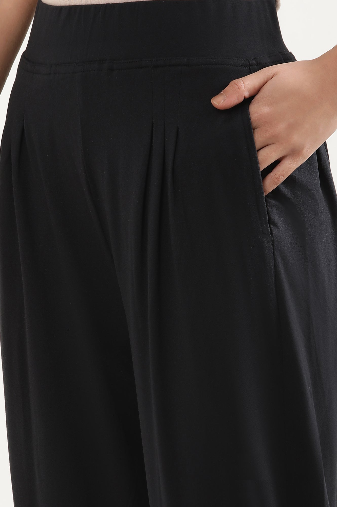 Black Solid Loose Fit Pants With Pleated Detail