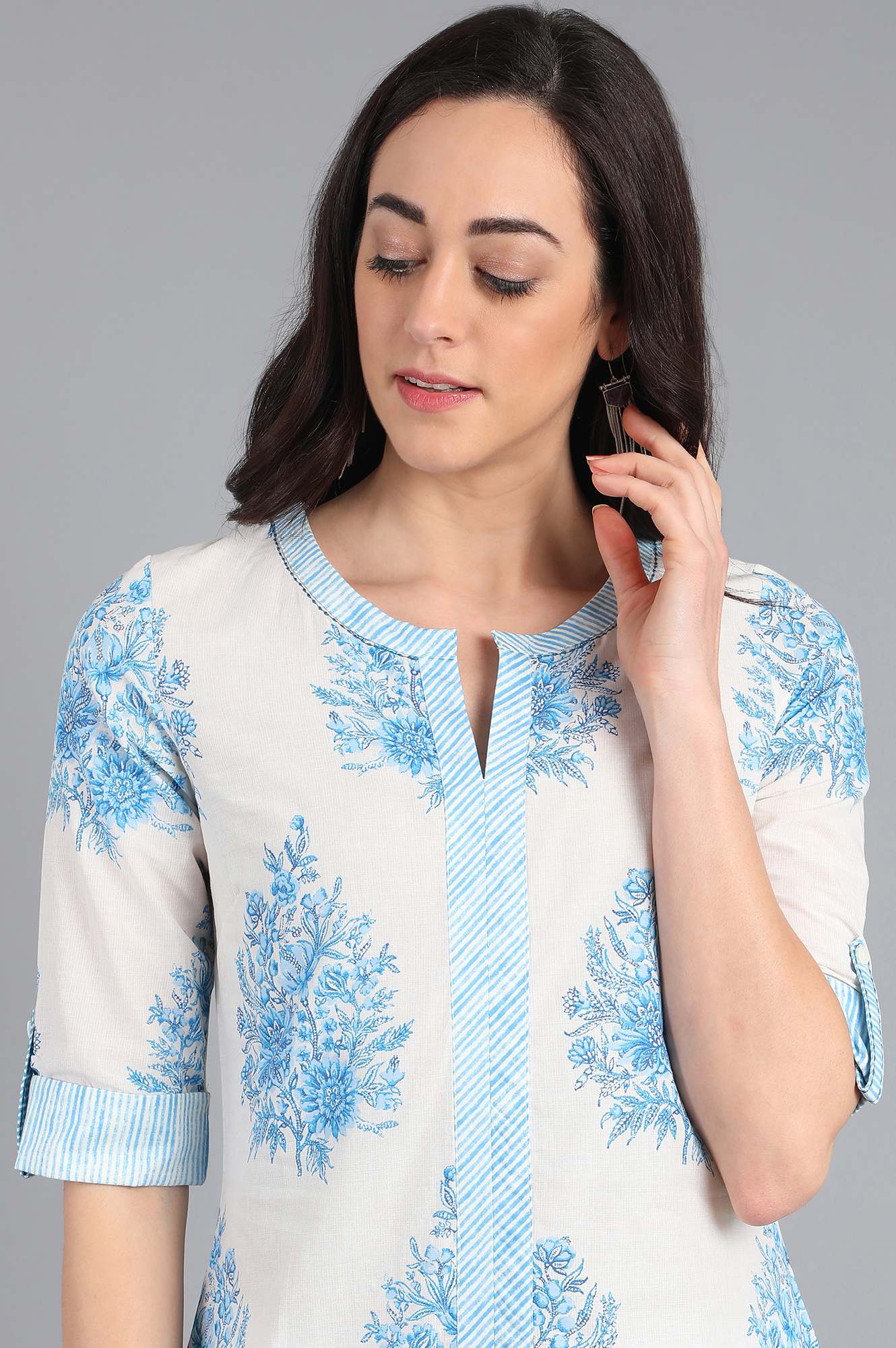 White &amp; Blue Round Neck Printed kurta