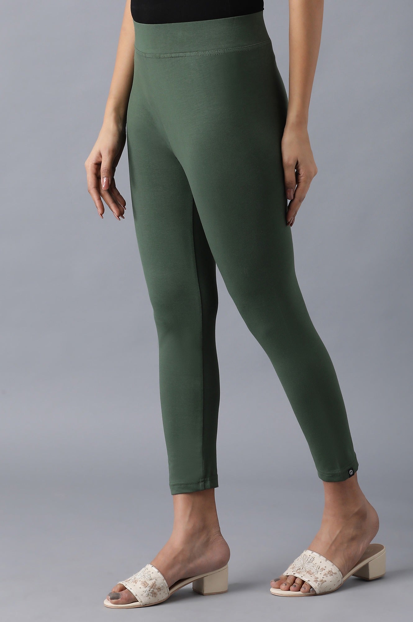 Green solid cropped tights