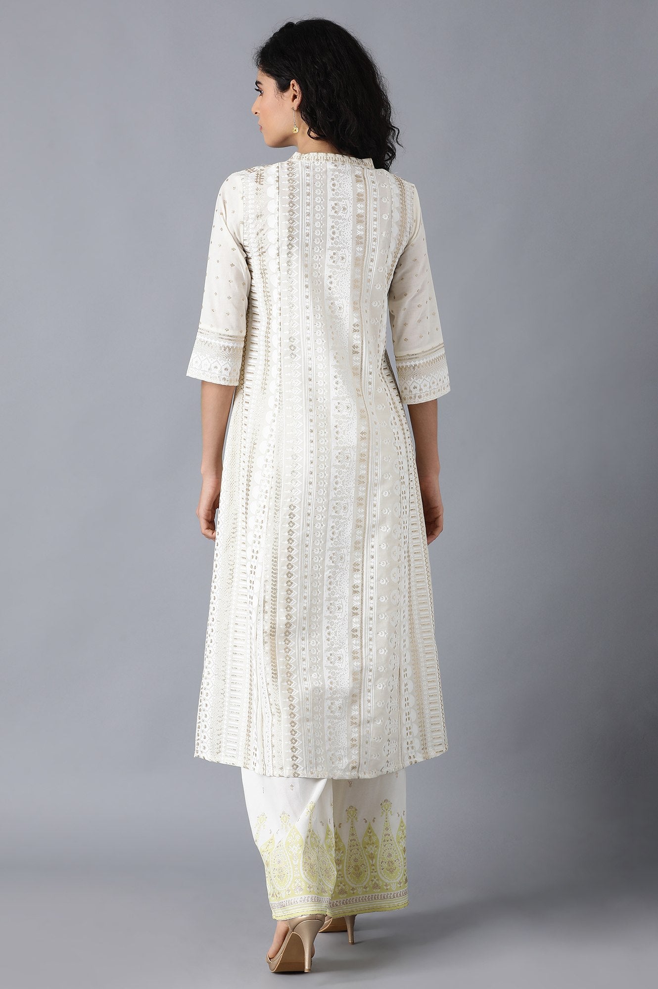 White Mandarin Neck Embroidered kurta