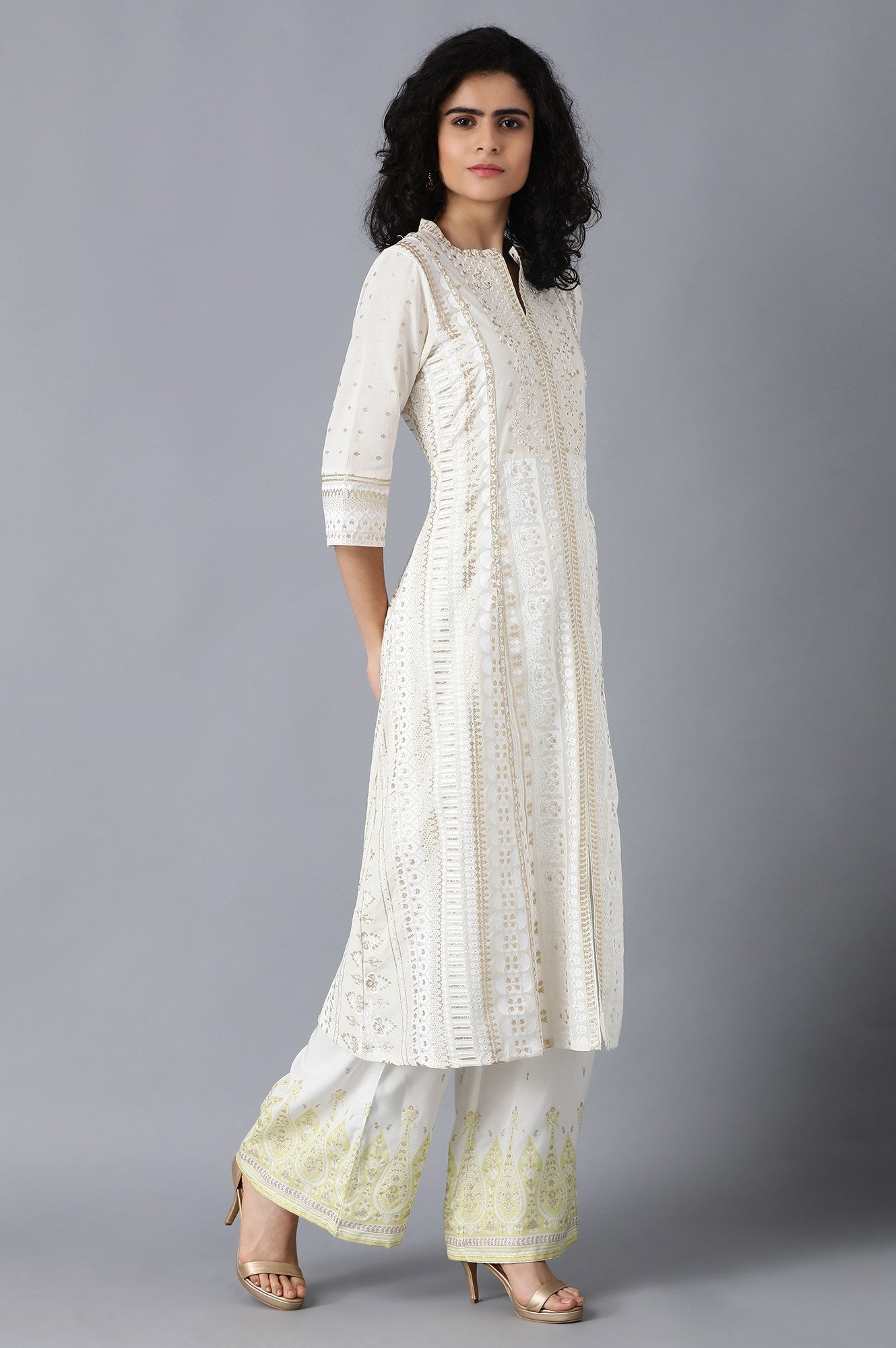 White Mandarin Neck Embroidered kurta