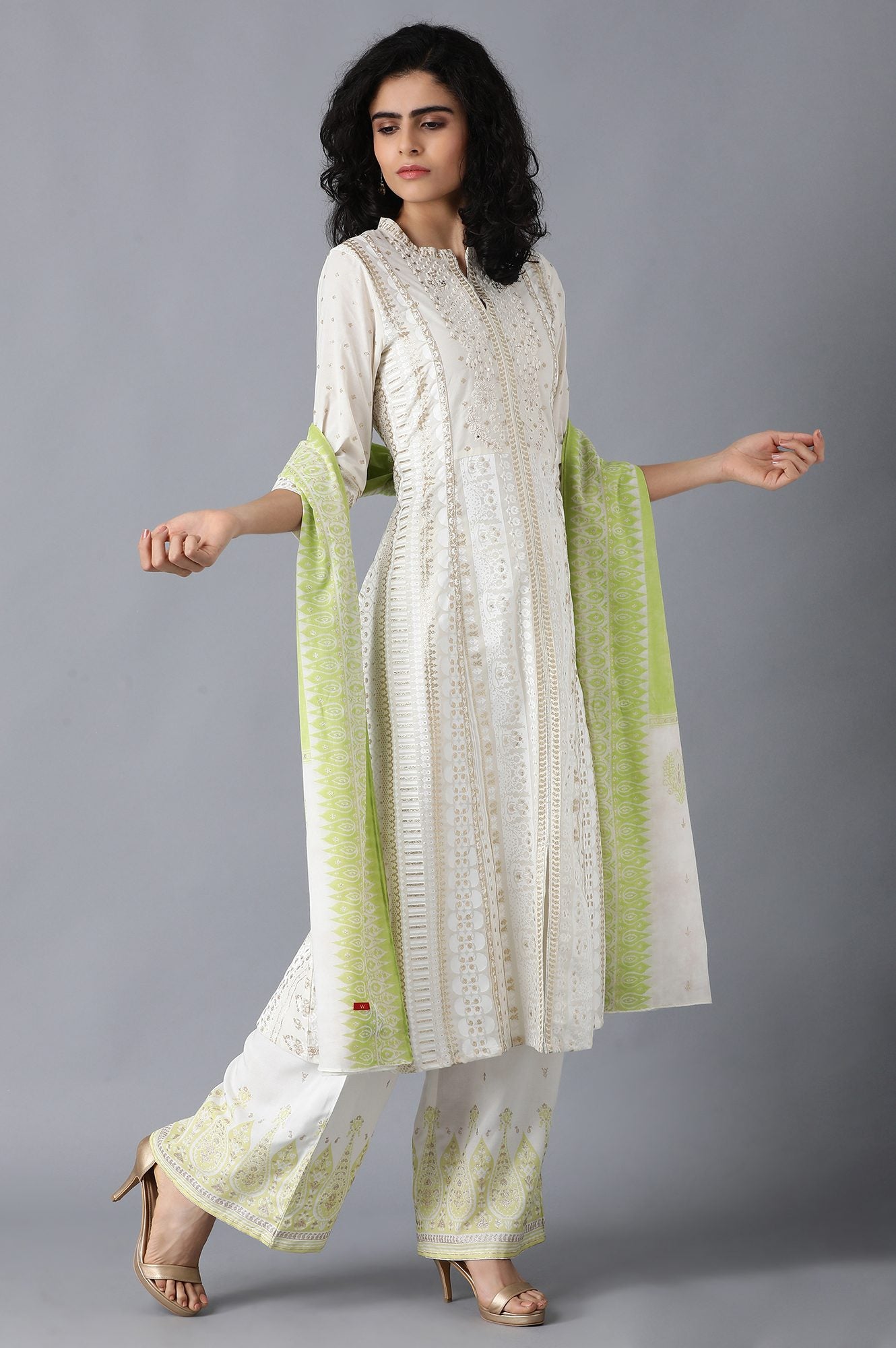 White Mandarin Neck Embroidered kurta