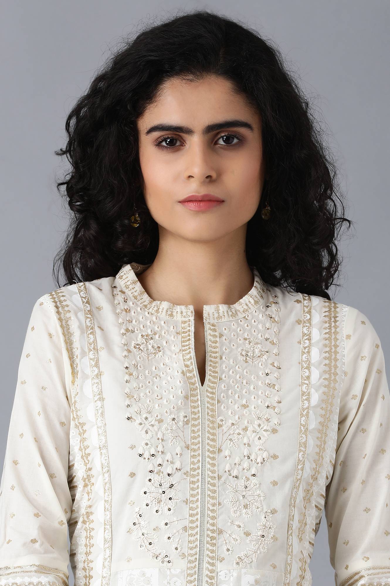 White Mandarin Neck Embroidered kurta