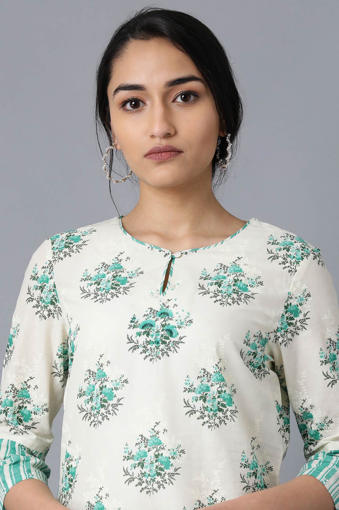 Green and White Printed Straight kurta in Round Neck