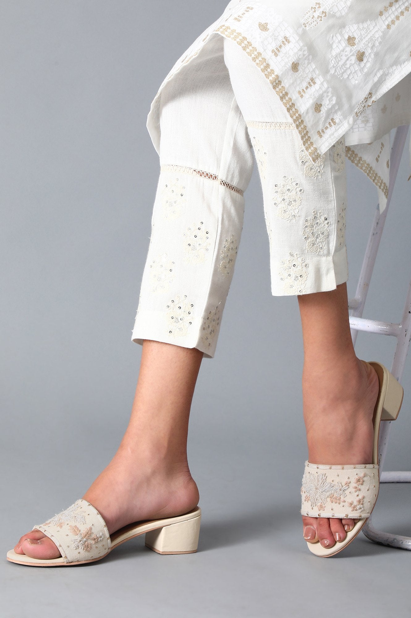 Almond Toe Embroidered Block Heel-WDoran