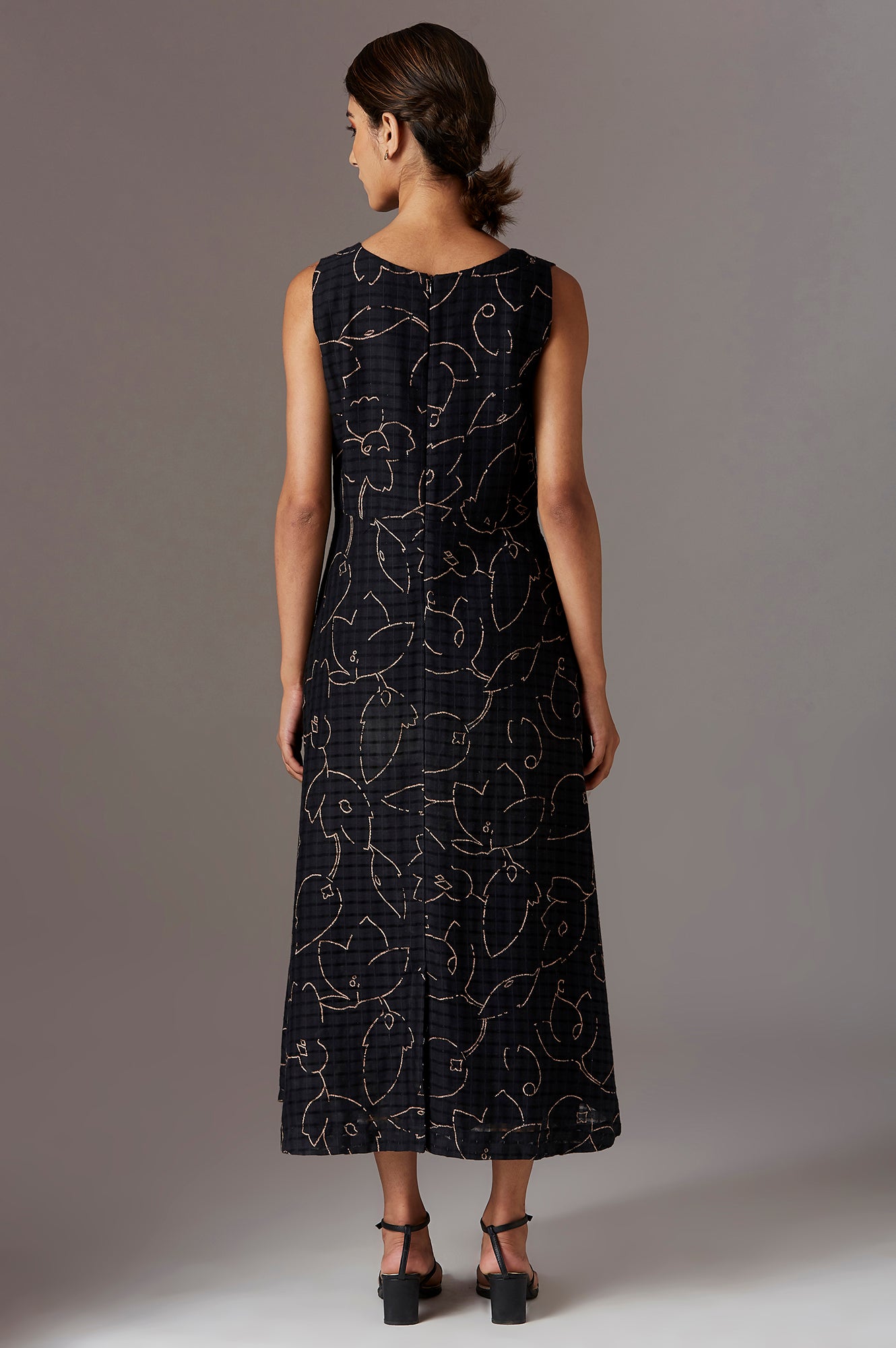 Black Sleeveless Y/D Dress