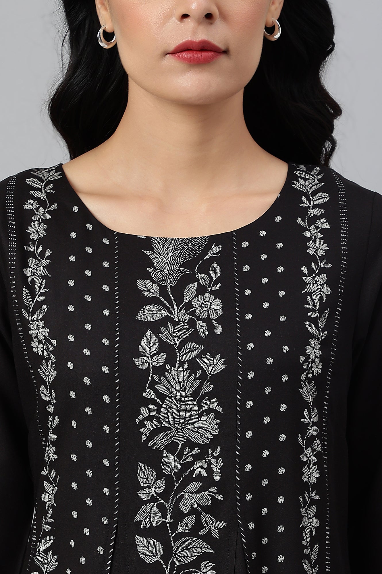 Black Floral Print Round Neck kurta With Godets