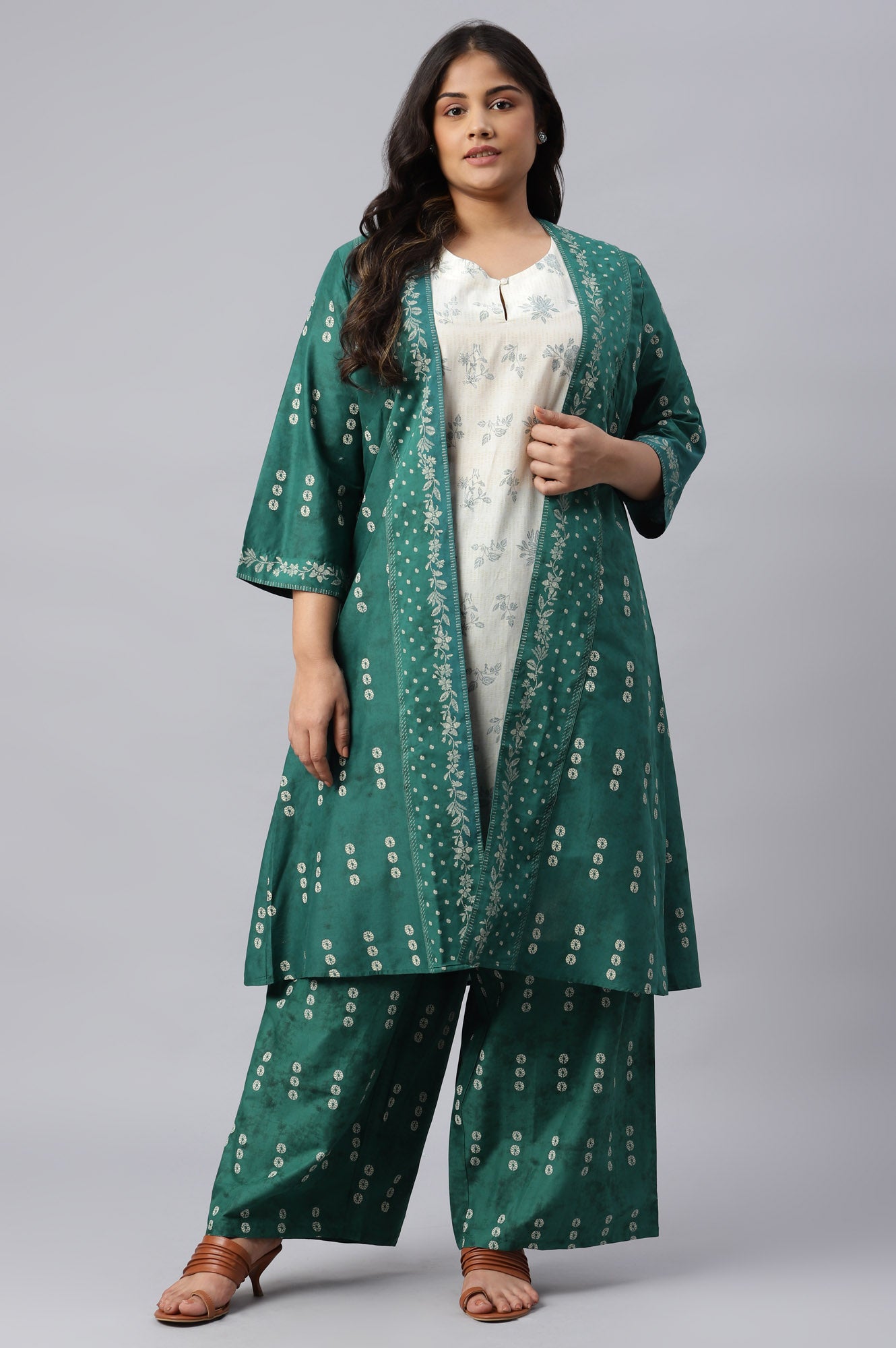 Green Plus Size Printed Gillet With Off-White kurta And Green Parallel Pants Set