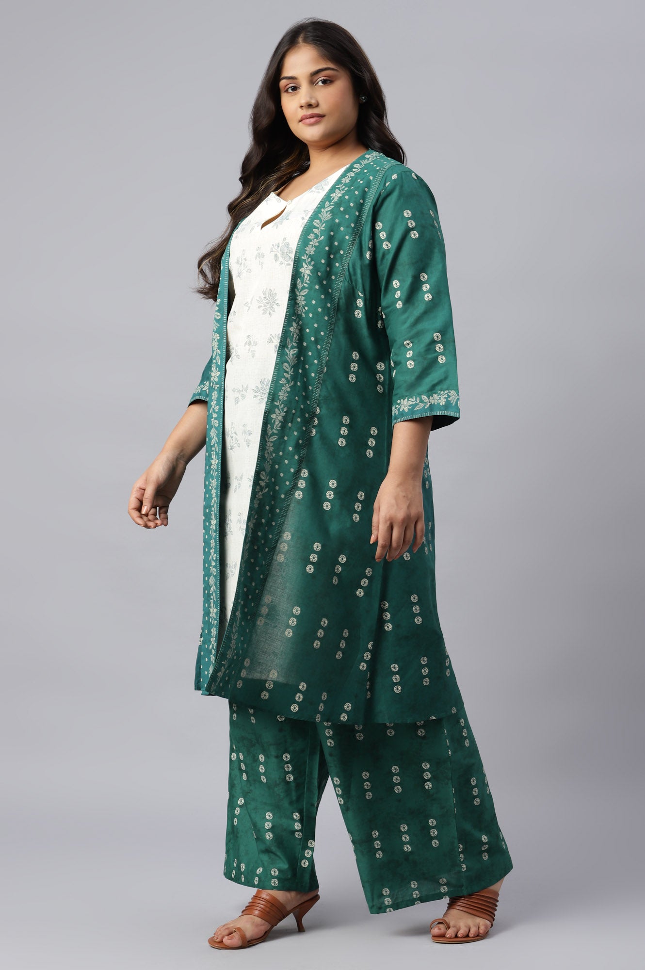 Green Plus Size Printed Gillet With Off-White kurta And Green Parallel Pants Set