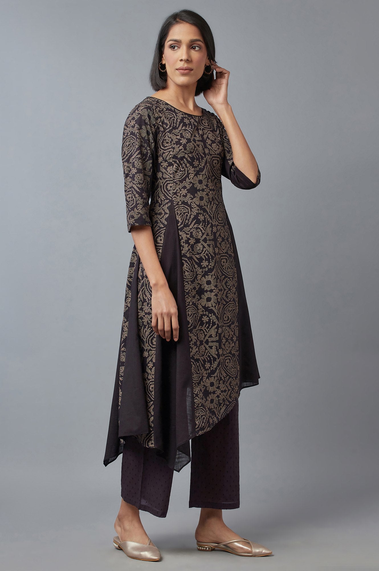 Black Floral Print Asymmetric kurta in Round Neck