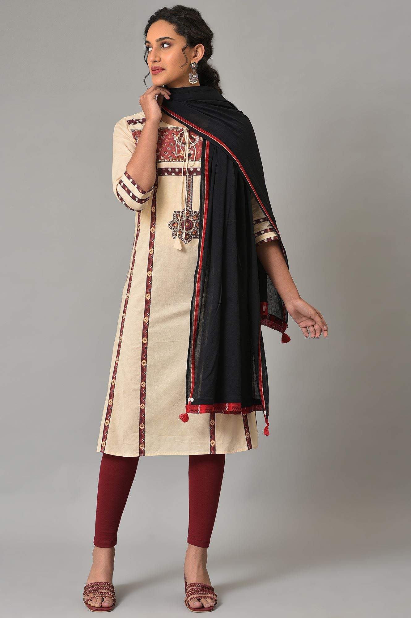 Black Solid Dupatta With Yarn-Dyed Border