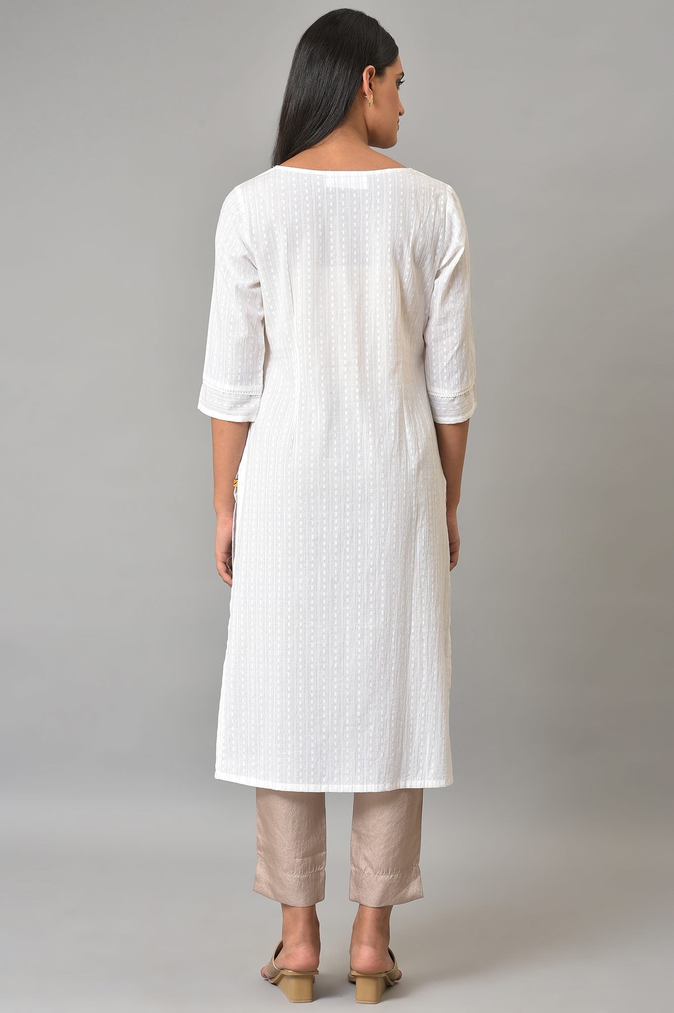 White Panelled Round Neck kurta