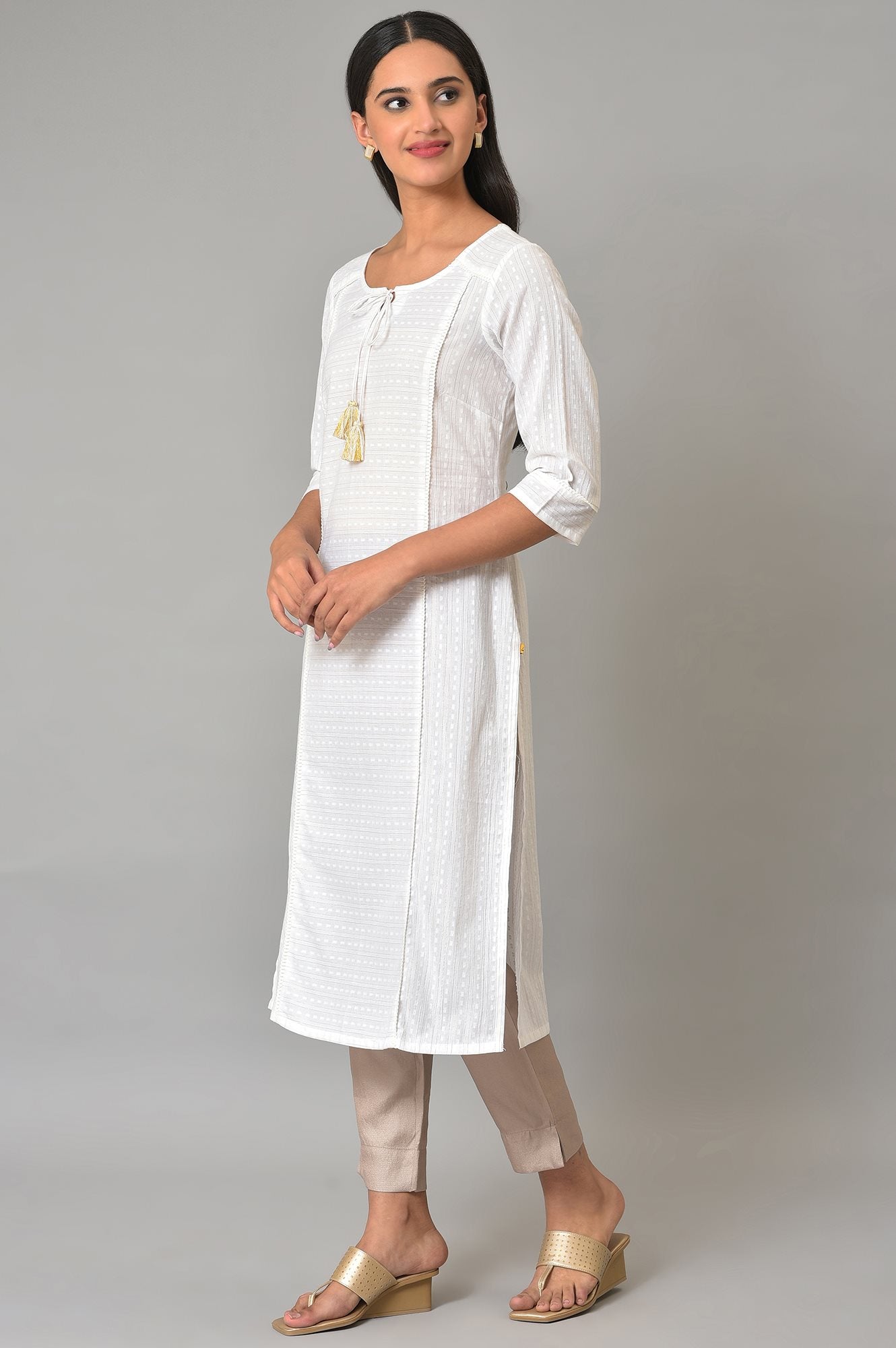 White Panelled Round Neck kurta