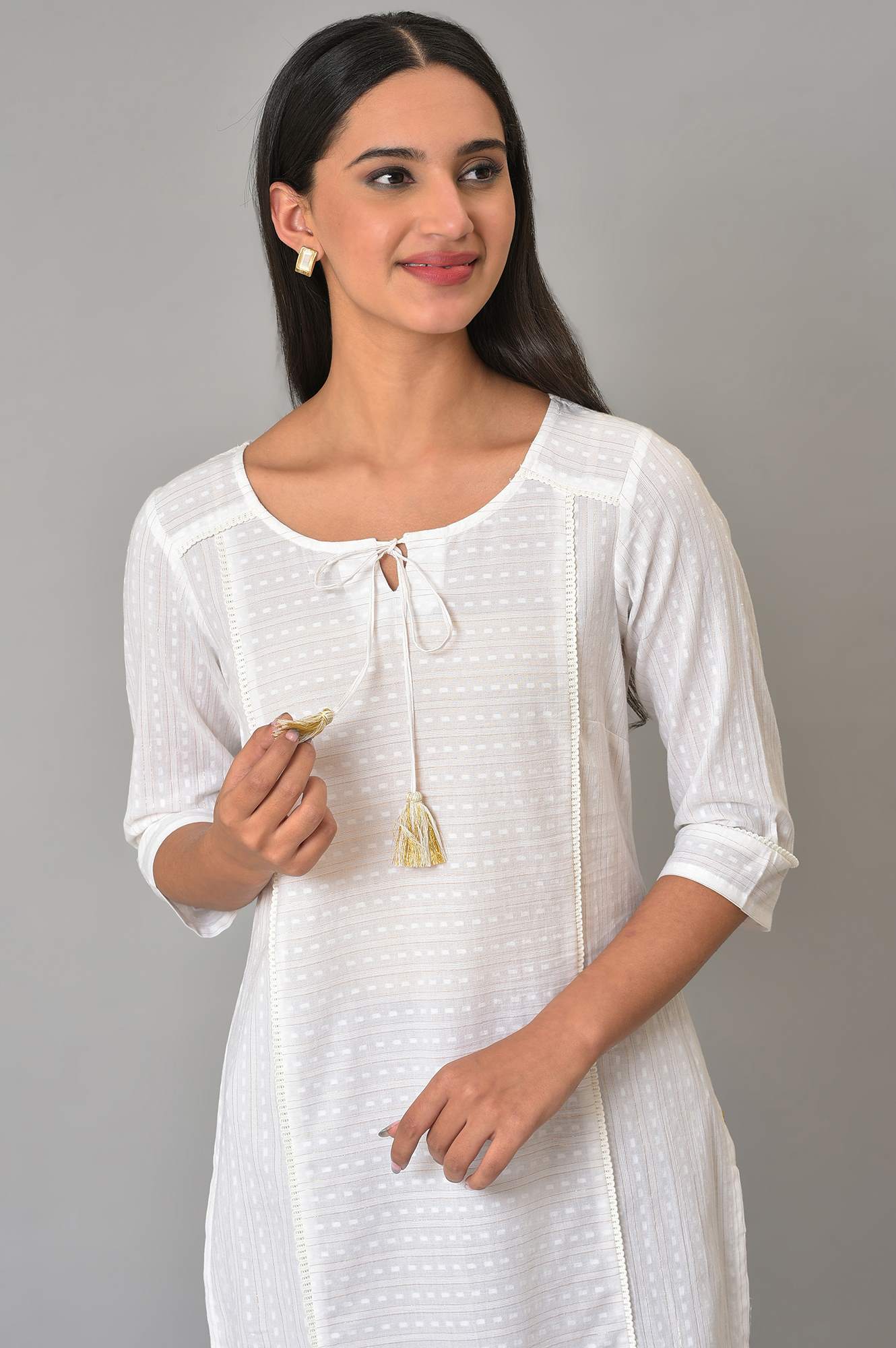 White Panelled Round Neck kurta