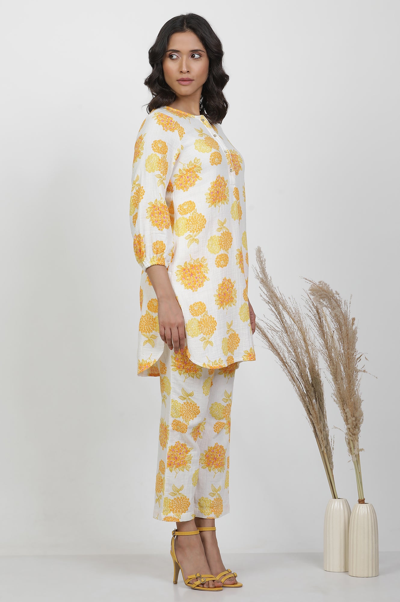 White And Yellow Bold Floral Printed Kurta And Pants Co-Ord Set
