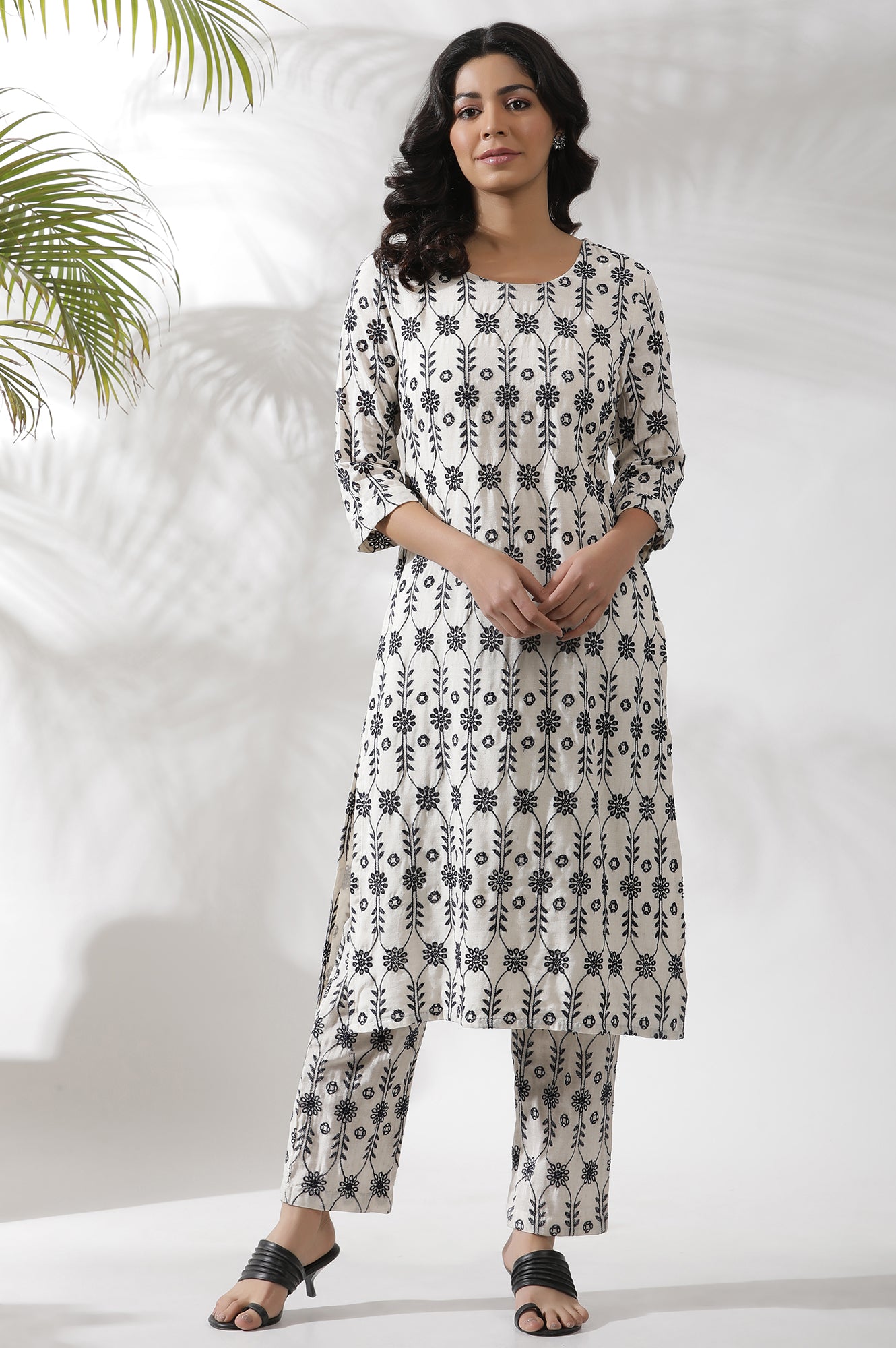 Off-White Floral Embroidered Kurta And Pants Co-Ord Set