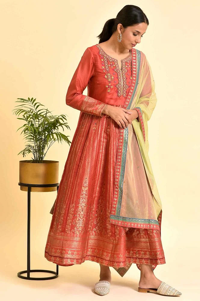 Embroidery over the dress make it a great pick for EID and festive season.
